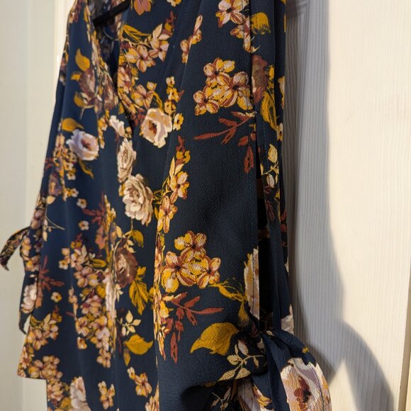 In Every Story Women's Floral Top Sz. X Blue Floral - Picture 3 of 11